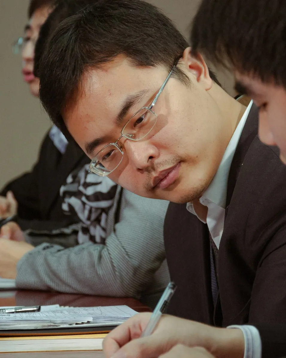 서류에 펜으로 적으며 검토하는 담당자